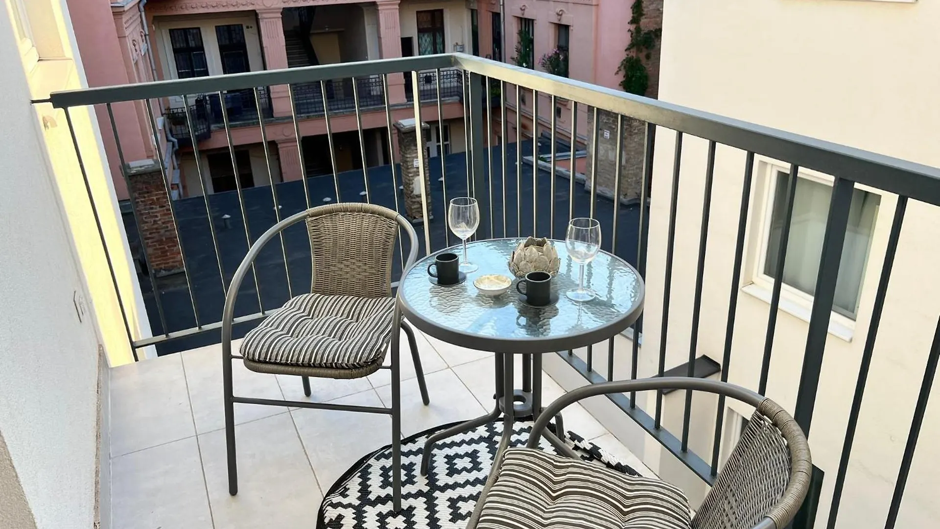 The Rose Garden Budapest Apartments المجر